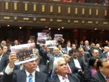 Diputados opositores sacan carteles en la AN: "Ni colas...