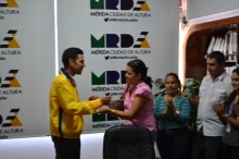 Carlos García benefició a 11 familias con asignación de ayud...