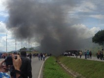 Zulianos son rodeados por colectivos en La Victoria