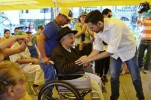 Carlos García entregó 104 ayudas para solventar dificultades...