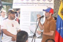 Capriles: Estamos para sacar al país del caos no para ser su...