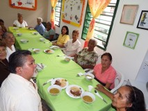 Abuelos Miranda hace frente a escasez de alimentos