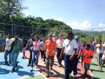 Capriles entregó recursos para reparación de estadio de parr...
