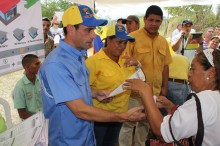 Capriles entregó recursos para autoconstrucción de viviendas...