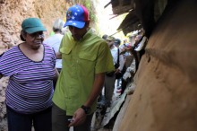 Capriles entregó recursos para obra de infraestructura socia...