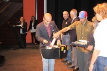 Capriles: Suben el sueldo a militares y magistrados y nuestr...