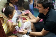 Jesús Armas comparte la Navidad con más de 100 niños