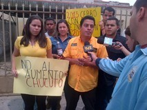 Jóvenes aragüeños realizaron pancartazo contra el #AumentoCh...
