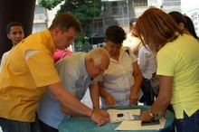 Primero Justicia Petare recogió firmas para la Ley de Amnist...