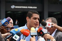 José Manuel Olivares se exilia por persecución del gobierno