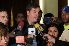 Concejal Vidal denunció que grupos violentos lanzaron botell...
