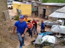 Wilson Castro continúa recorridos casa por casa en comunidad...