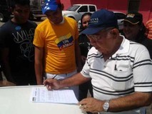 PJ Torres recoge firmas por justicia social para jubilados y...