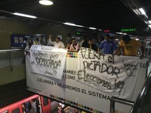 Diputados de Primero Justicia protestan en el Metro de Chaca...