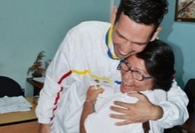 Carlos García homenajeó con serenata a madres trabajadoras d...
