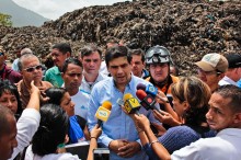 Ocariz: En casi 95% se ha controlado el incendio del patio d...