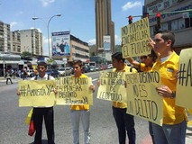 Jóvenes de Primero Justicia realizaron pancartazo en la Cede...