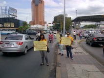 Justicieros de la parroquia Madre María realizaron pancartaz...