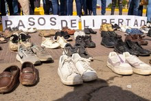 Pasos por la libertad: zapatos vacíos y el clamor lleno de f...