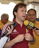 Primero Justicia: Nicolás Maduro a quien le quedó grande el ...