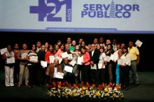 Chacao reconoce a servidores públicos con más de 21 años de ...