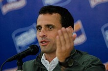 Capriles: El gobierno quiere tapar la crisis con rumores