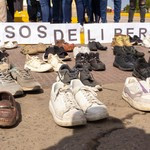 Pasos por la libertad: zapatos vacíos y el clamor lleno de f...